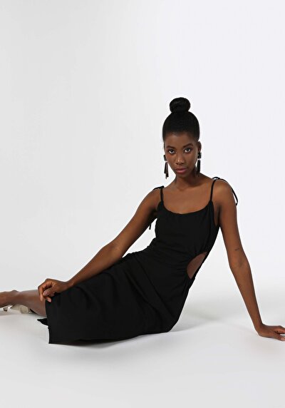 صورة من فستان نسائي أسود ضيق