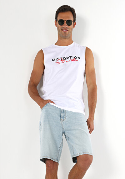 صورة من ملابس عادية للرجال بلوزة بيضاء