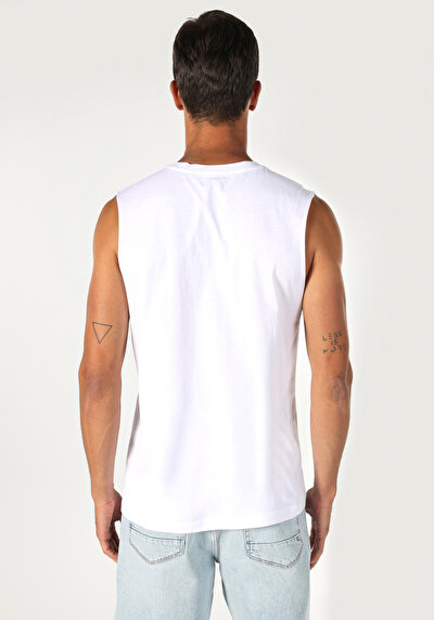 صورة من ملابس عادية للرجال بلوزة بيضاء