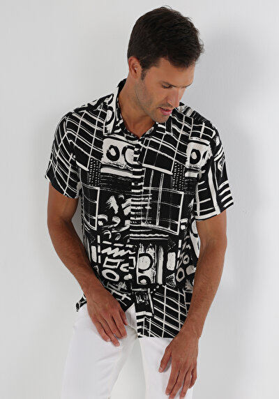 صورة من أسود للرجال قميص  كم قصير