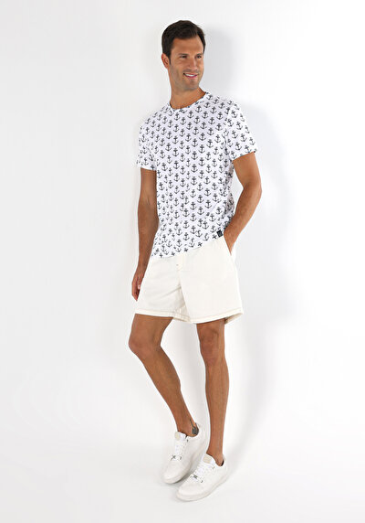 صورة من رقبة مستديرة مستقيم تي شيرت أبيض بأكمام قصيرة للرجال