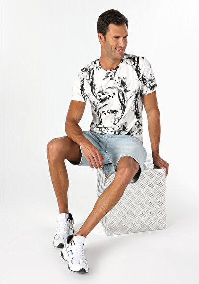 صورة من   رقبة مستديرة مطبوعة للرجال أبيض بأكمام قصيرة تي شيرت