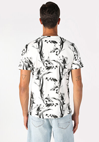 صورة من رقبة مستديرة مطبوعة للرجال أبيض بأكمام قصيرة تي شيرت