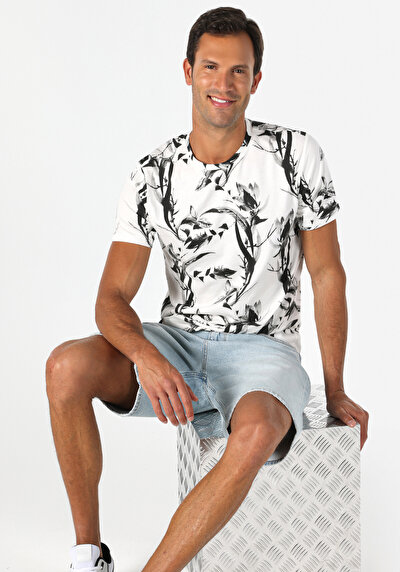 صورة من رقبة مستديرة مطبوعة للرجال أبيض بأكمام قصيرة تي شيرت