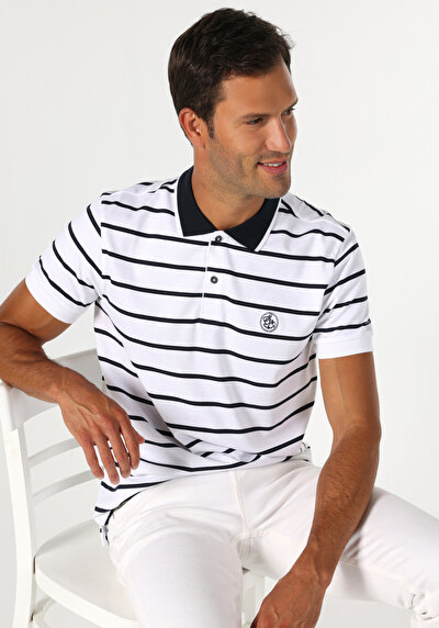 صورة من أبيض للرجال قميص بولو  كم قصير