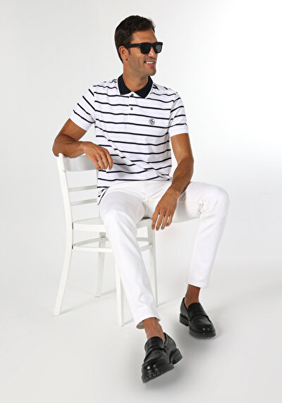 صورة من أبيض للرجال قميص بولو كم قصير