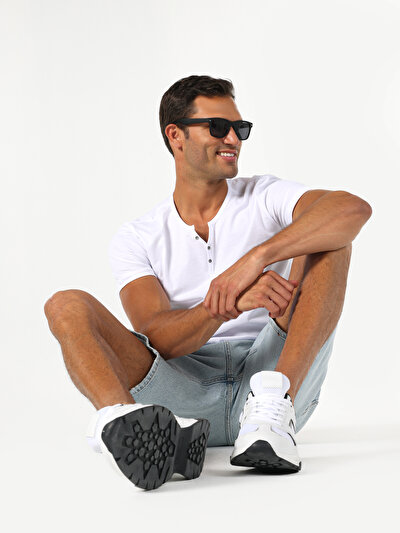 صورة من   رقبة مستديرة مستقيم تي شيرت أبيض بأكمام قصيرة للرجال