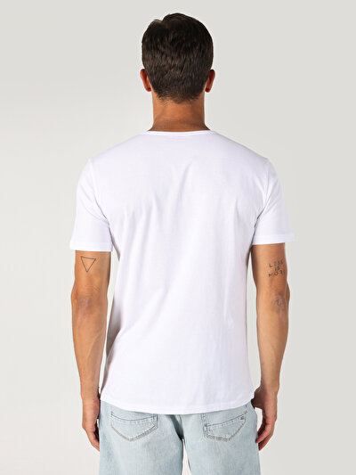 صورة من رقبة مستديرة مستقيم تي شيرت أبيض بأكمام قصيرة للرجال