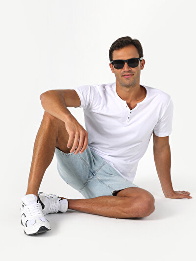 صورة من رقبة مستديرة مستقيم تي شيرت أبيض بأكمام قصيرة للرجال