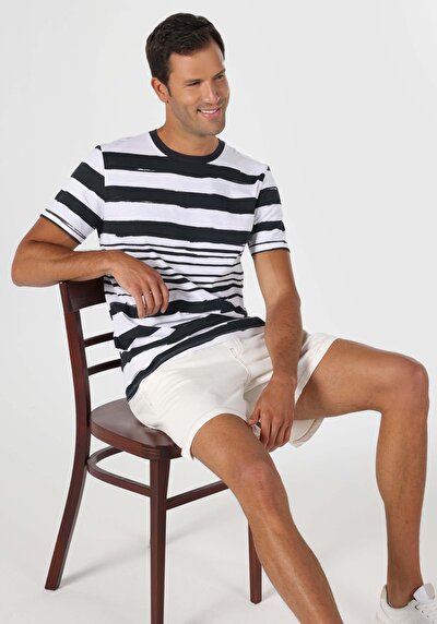 صورة من   رقبة مستديرة مطبوعة للرجال أبيض بأكمام قصيرة تي شيرت