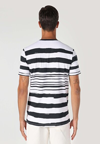 صورة من رقبة مستديرة مطبوعة للرجال أبيض بأكمام قصيرة تي شيرت