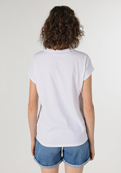 صورة من رقبة مستديرة نسائي أبيض بأكمام قصيرة تي شيرت