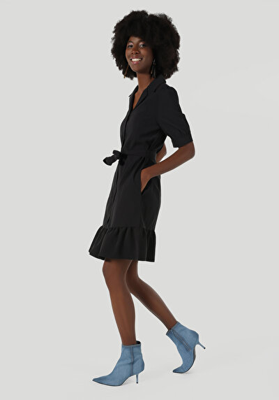 صورة من فستان نسائي أسود عادي