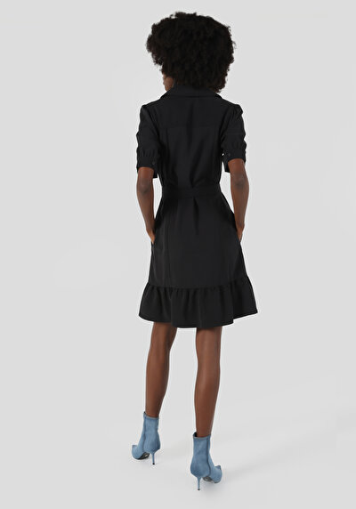 صورة من فستان نسائي أسود عادي