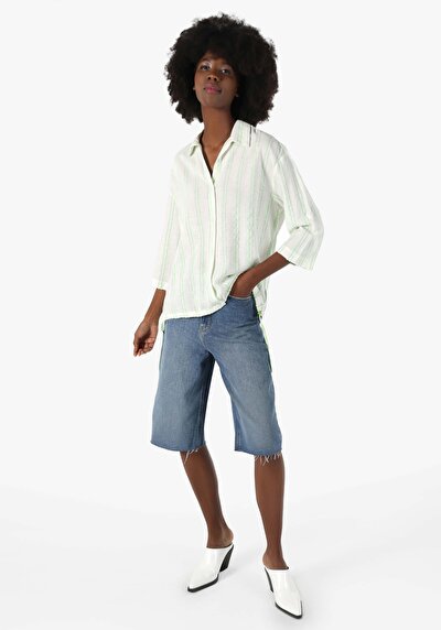 صورة من قميص عادي رقبة مخطط قميص نسائي أخضر رول أب