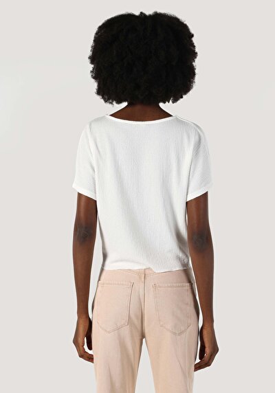 صورة من أبيض للنساء تي شيرت بأكمام قصيرة