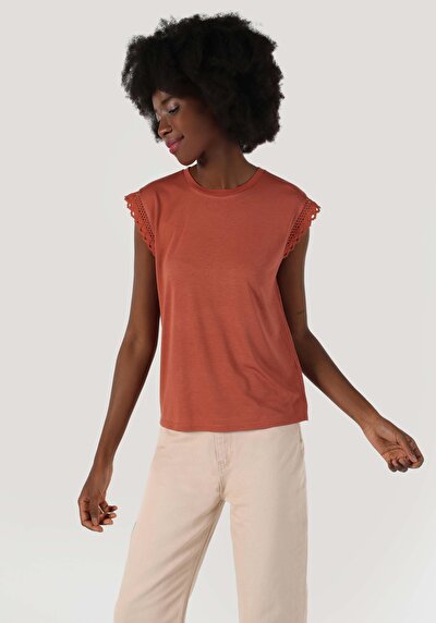 صورة من بني للنساء تي شيرت بأكمام قصيرة