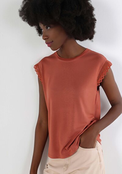 صورة من بني للنساء تي شيرت بأكمام قصيرة