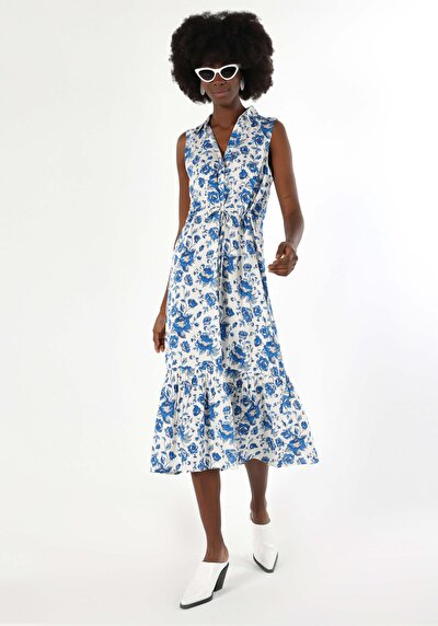 صورة من فستان نسائي أزرق نحيف