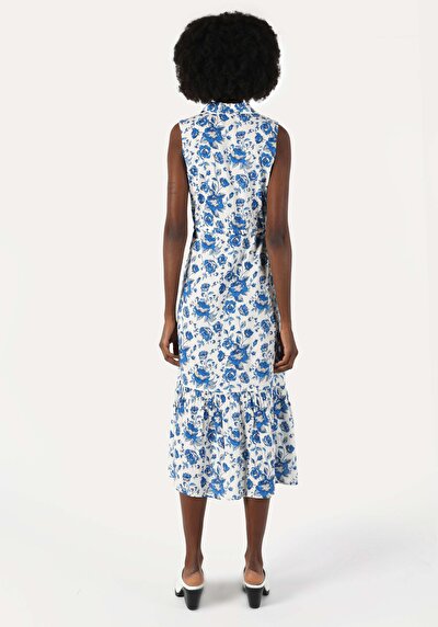 صورة من فستان نسائي أزرق نحيف