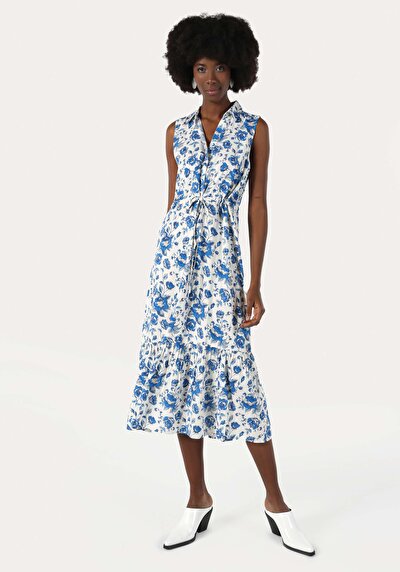 صورة من فستان نسائي أزرق نحيف