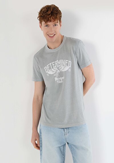 صورة من رمادي للرجال تي شيرت بأكمام قصيرة