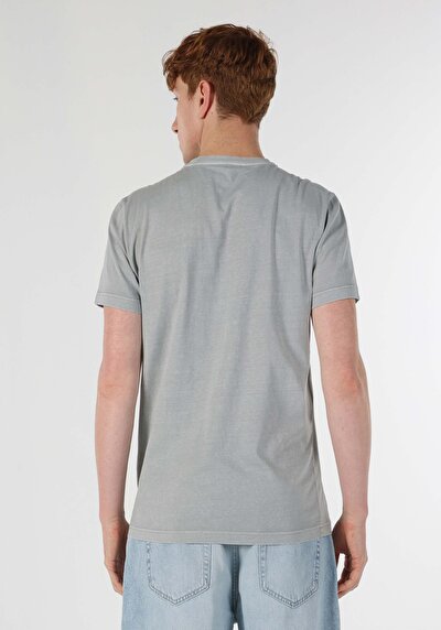صورة من رمادي للرجال تي شيرت بأكمام قصيرة