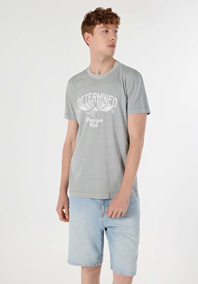 صورة من رمادي للرجال تي شيرت بأكمام قصيرة