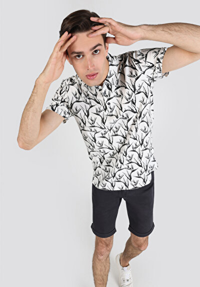 صورة من بولو ياقة مطبوعة للرجال أبيض بأكمام قصيرة تي شيرت