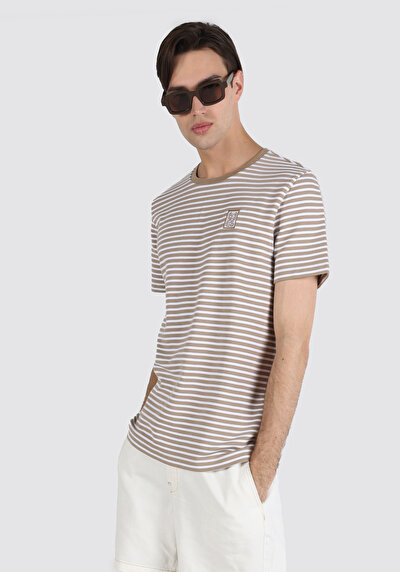 صورة من بيج للرجال تي شيرت بأكمام قصيرة