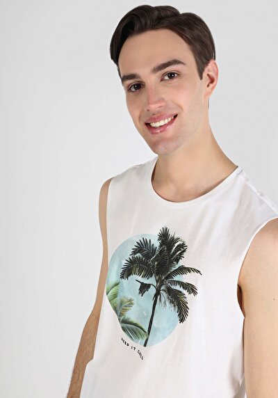 صورة من ملابس عادية للرجال بلوزة بيضاء