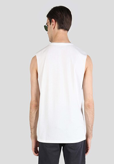 صورة من ملابس عادية للرجال بلوزة بيضاء