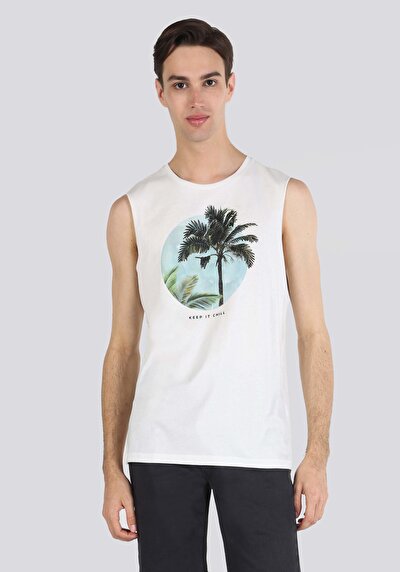 صورة من ملابس عادية للرجال بلوزة بيضاء