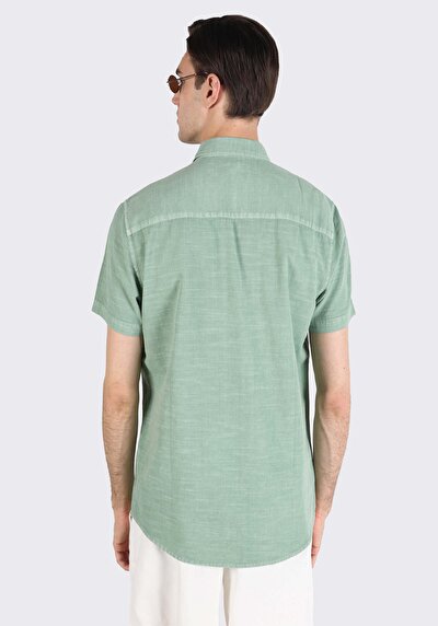 صورة من أخضر للرجال قميص كم قصير