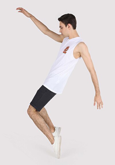 صورة من ملابس عادية للرجال بلوزة بيضاء