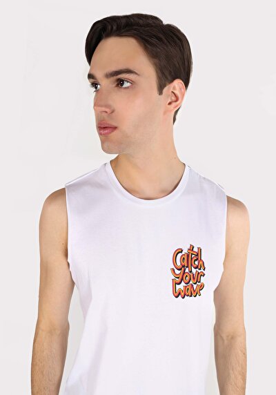 صورة من ملابس عادية للرجال بلوزة بيضاء