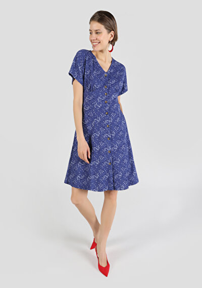 صورة من فستان نسائي أزرق قصير الأكمام المطبوعة نحيفة