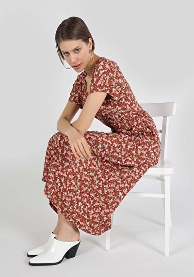 صورة من عادي فستان نسائي متعدد الألوان بأكمام قصيرة