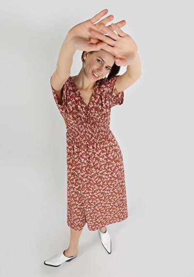 صورة من عادي فستان نسائي متعدد الألوان بأكمام قصيرة