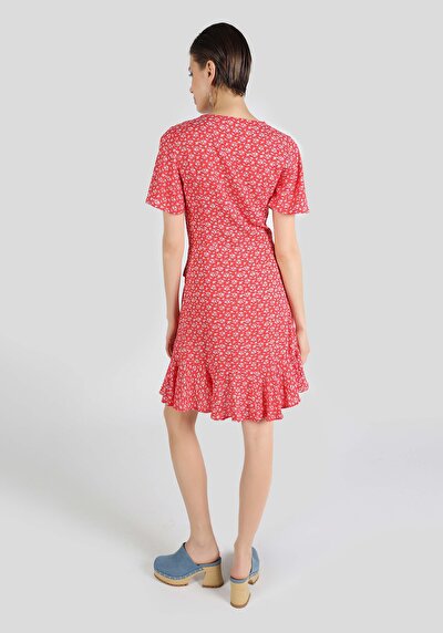 صورة من فستان أحمر نسائي نحيف