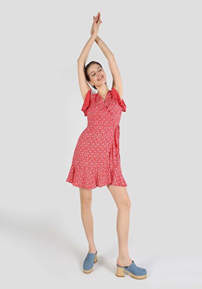 صورة من فستان أحمر نسائي نحيف