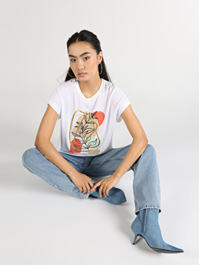 صورة من أبيض للنساء تي شيرت بأكمام قصيرة