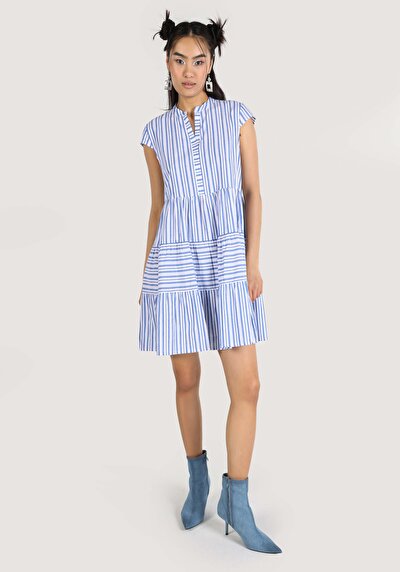 صورة من عادي فستان أزرق نسائي