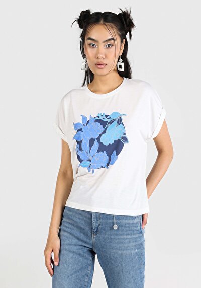 صورة من   رقبة مستديرة نسائي أبيض بأكمام قصيرة تي شيرت