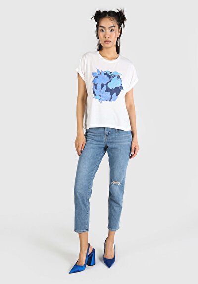 صورة من رقبة مستديرة نسائي أبيض بأكمام قصيرة تي شيرت