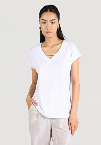 صورة من   رقبة على شكل حرف V مستقيم نسائي أبيض بأكمام قصيرة تي شيرت