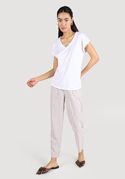 صورة من رقبة على شكل حرف V مستقيم نسائي أبيض بأكمام قصيرة تي شيرت