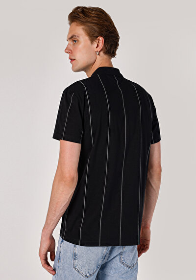 صورة من أسود للرجال قميص بولو  كم قصير