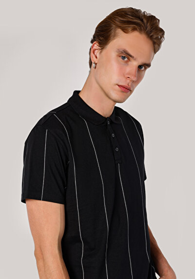 صورة من أسود للرجال قميص بولو كم قصير