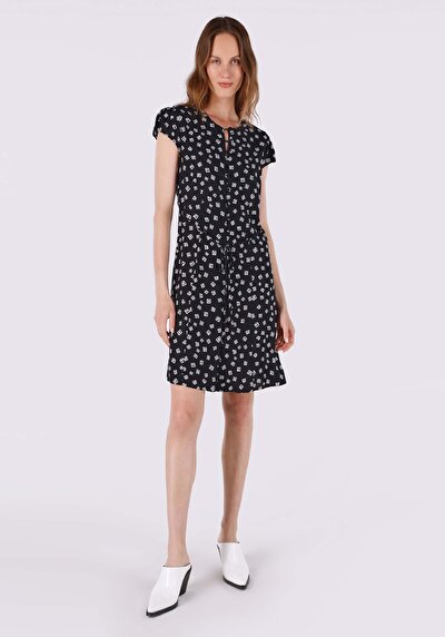 صورة من فستان نسائي أسود ضيق